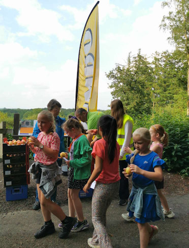 Appels worden uitgedeeld